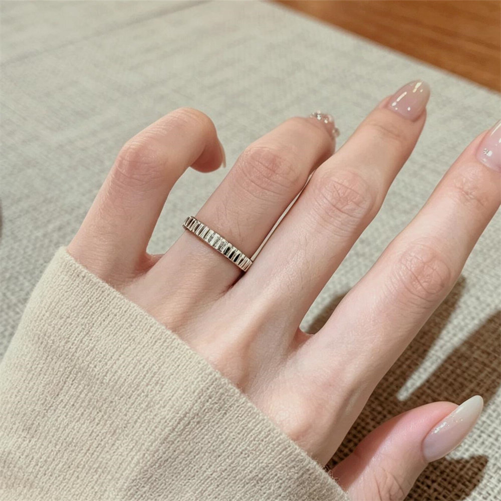 Vertical pattern simple and clean ring women niche design advanced
