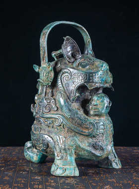 虎食人桌面古代盛酒器摆件