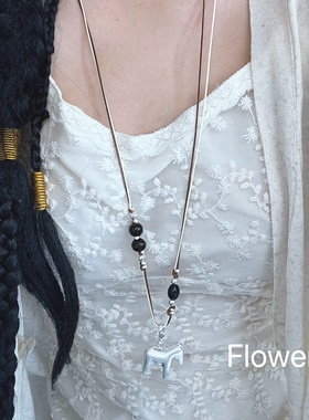 编织绳银色拉丝小马项链气质轻奢小众设计马年本命年秋冬毛衣链