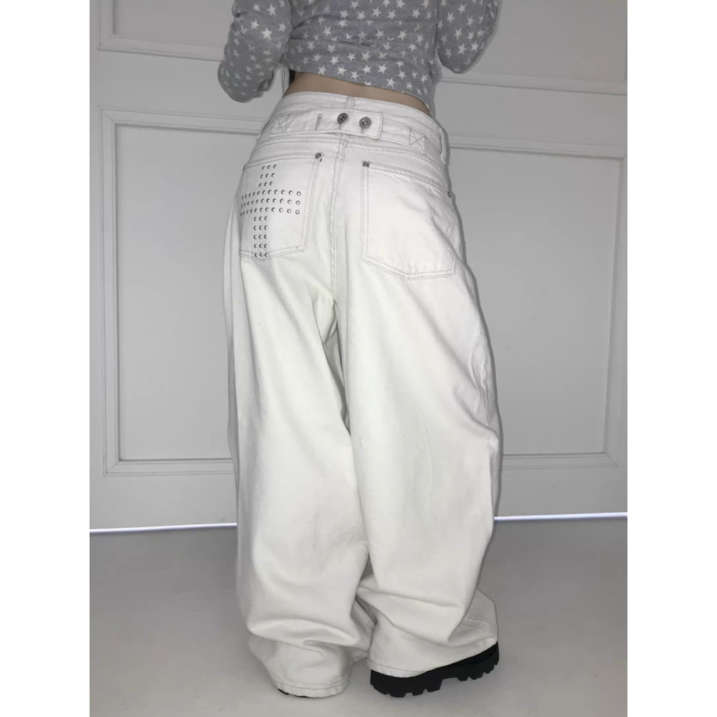 大码美式复古铆钉十字架白色牛仔裤女设计感宽松休闲弯刀阔腿长裤,淘宝优惠券,粉丝福利购,淘宝优惠卷