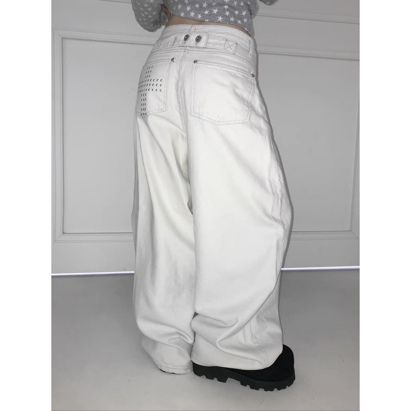 大码美式复古铆钉十字架白色牛仔裤女设计感宽松休闲弯刀阔腿长裤,淘宝优惠券,粉丝福利购,淘宝优惠卷