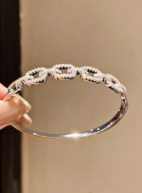 18k真金电镀轻奢锆石方形镂空手镯精致百搭手环感通勤手饰女