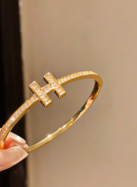 18k真金电镀轻奢风锆石字母手镯精致时尚通勤手环小众感手饰