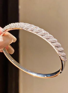 18k真金电镀轻奢锆石扭曲条纹卡扣手镯时尚简约精致重工手饰