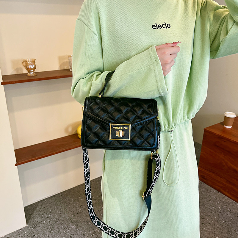 春季流行菱格小包包女包2025新款时尚宽带斜挎包高级感锁扣小方包,淘宝优惠券,粉丝福利购,淘宝优惠卷
