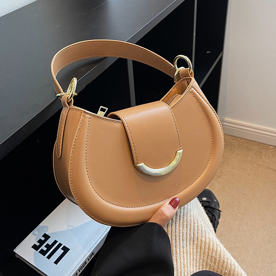 Fashionable simple shoulder bag solid color crossbody bag saddle bag