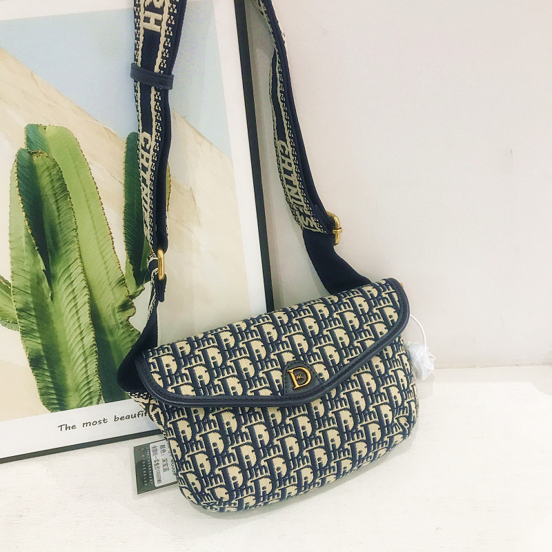 高级感字母刺绣信封包包女2025新款宽肩带斜挎胸包休闲帆布单肩包,淘宝优惠券,粉丝福利购,淘宝优惠卷