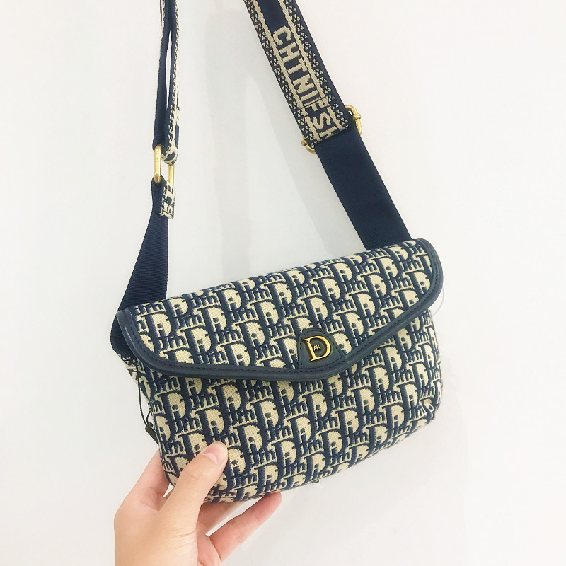 高级感字母刺绣信封包包女2025新款宽肩带斜挎胸包休闲帆布单肩包,淘宝优惠券,粉丝福利购,淘宝优惠卷