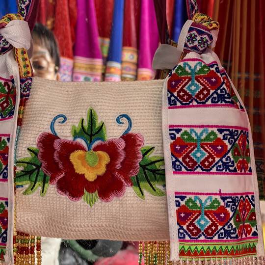 云南丽江复古风手工刺绣十字绣手工编制钉珠少数民族特色斜跨包