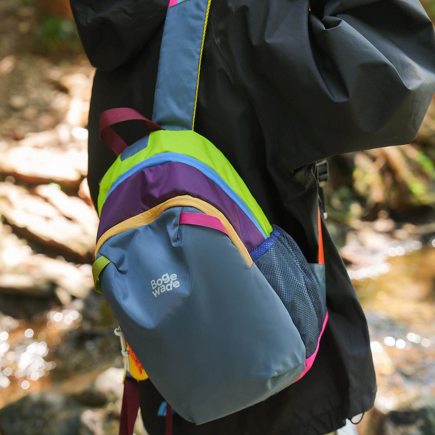 儿童旅行背包户外轻便登山包迷你电脑包女2025新款幼儿园撞色书包