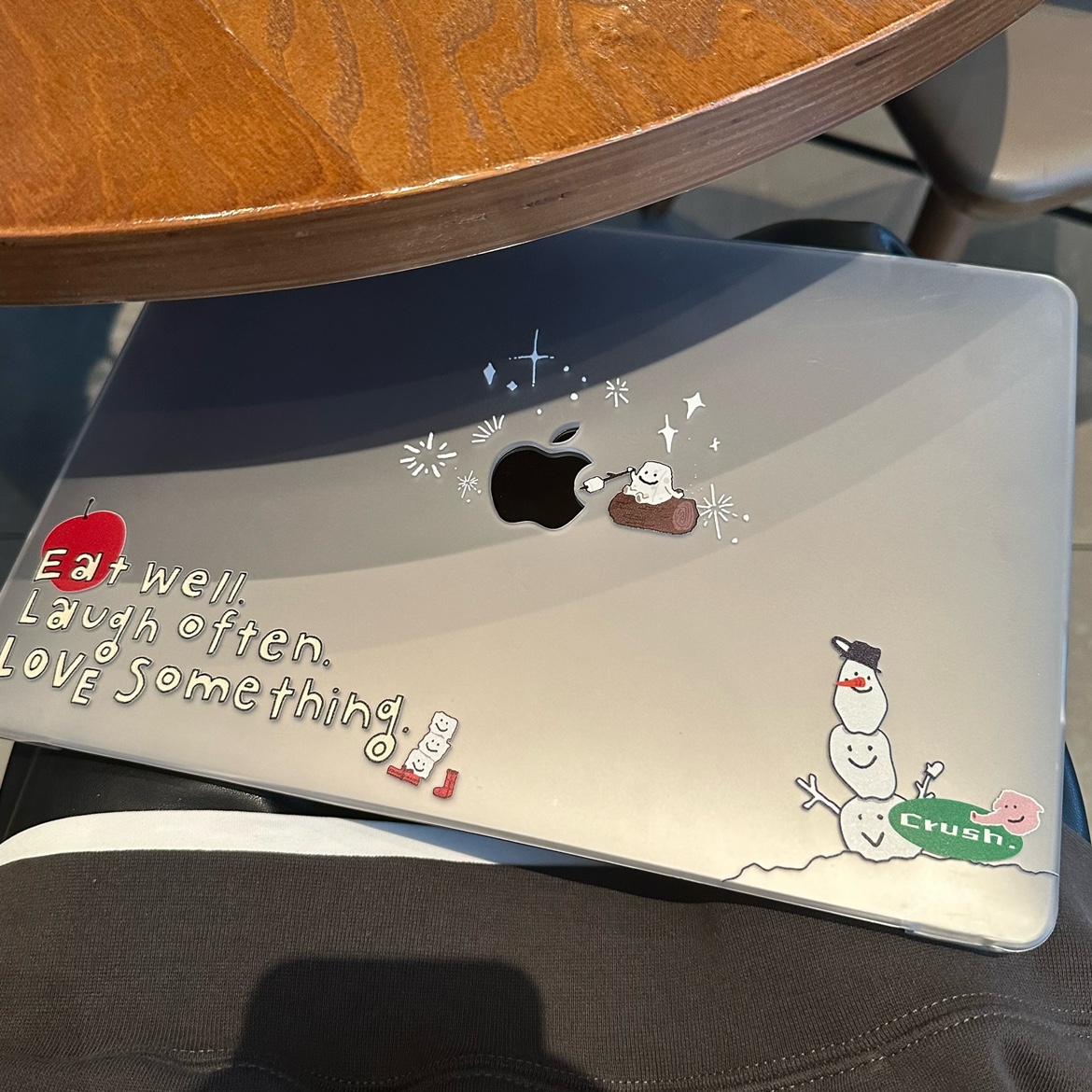 Shesell 「Crush雪人」印花磨砂保护壳MacBook13寸pro14寸air电脑壳保护套办公原创设计卡通插画M1M2新款防摔 - 图1