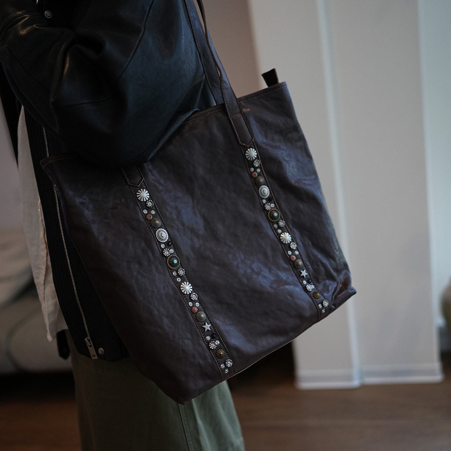 鹿小姐小众复古手工铆钉植鞣牛皮大容量单肩托特包真皮百搭斜挎包,淘宝优惠券,粉丝福利购,淘宝优惠卷