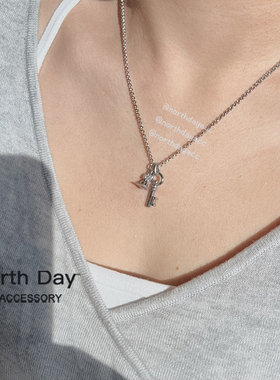Northday实拍钥匙锁mini钛钢链条土星立体星球项链锁骨链