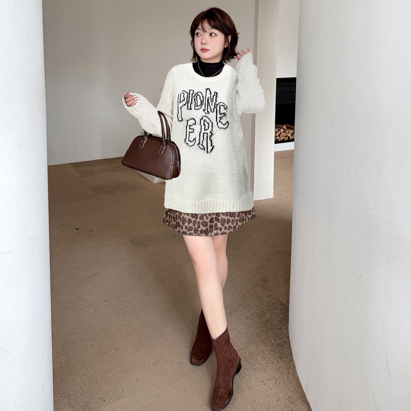 大码2025冬季新款含羊毛美式字母毛衣+豹纹半裙套装 - 图0