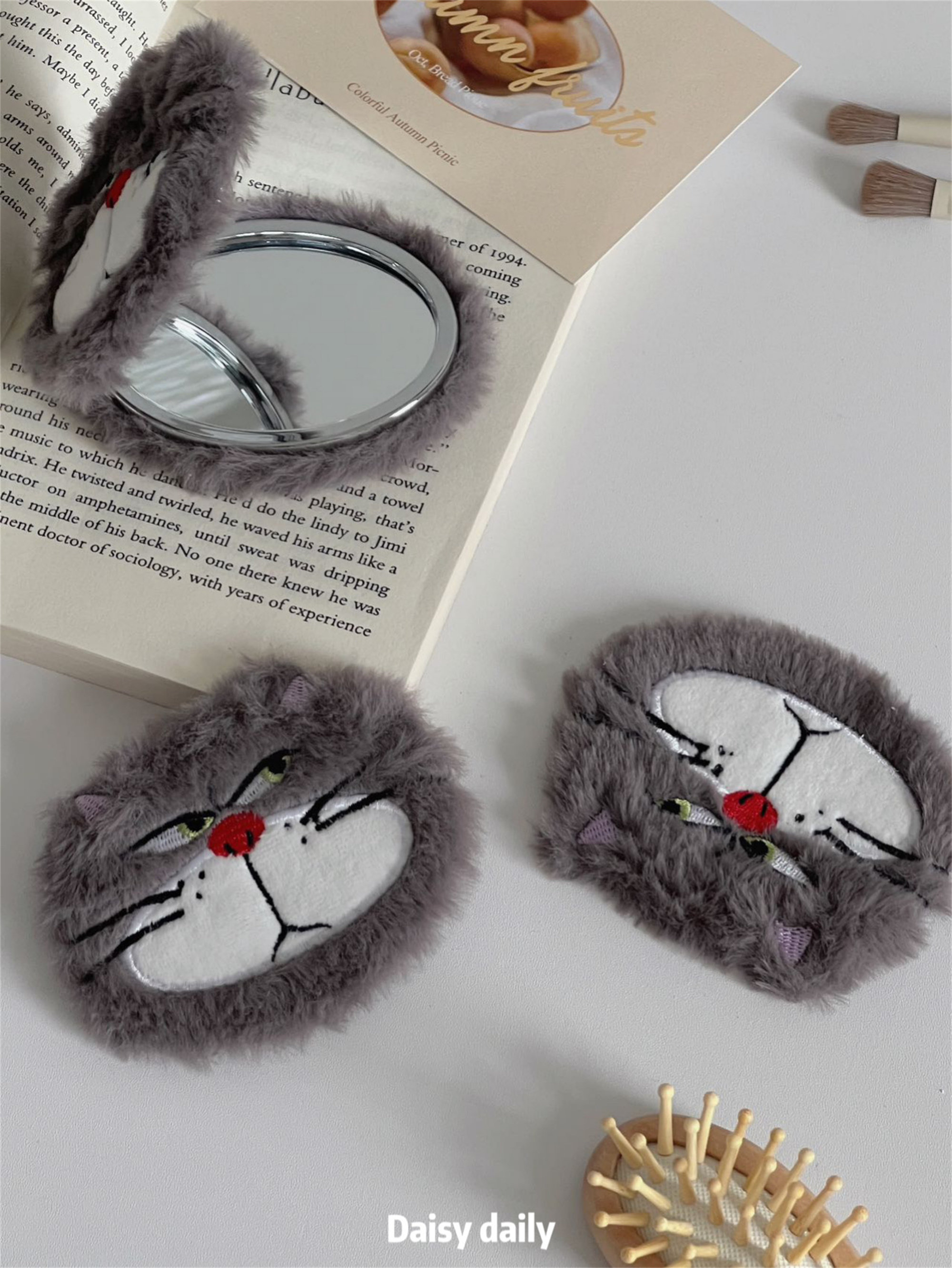 毛绒小猫咪折叠镜可爱路西法补妆镜便携小号镜子随身化妆镜小圆镜,淘宝优惠券,粉丝福利购,淘宝优惠卷