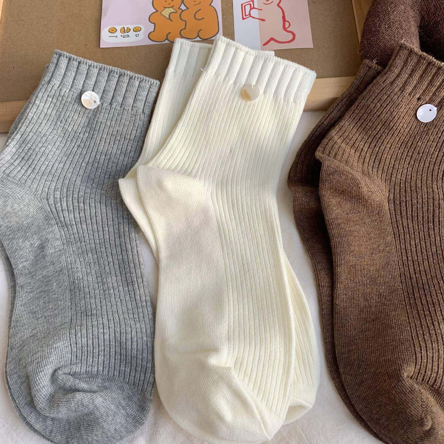 暖秋棕色系袜子女韩版中筒贝壳扣子袜简约纯色学院风ins百搭卡通,淘宝优惠券,粉丝福利购,淘宝优惠卷