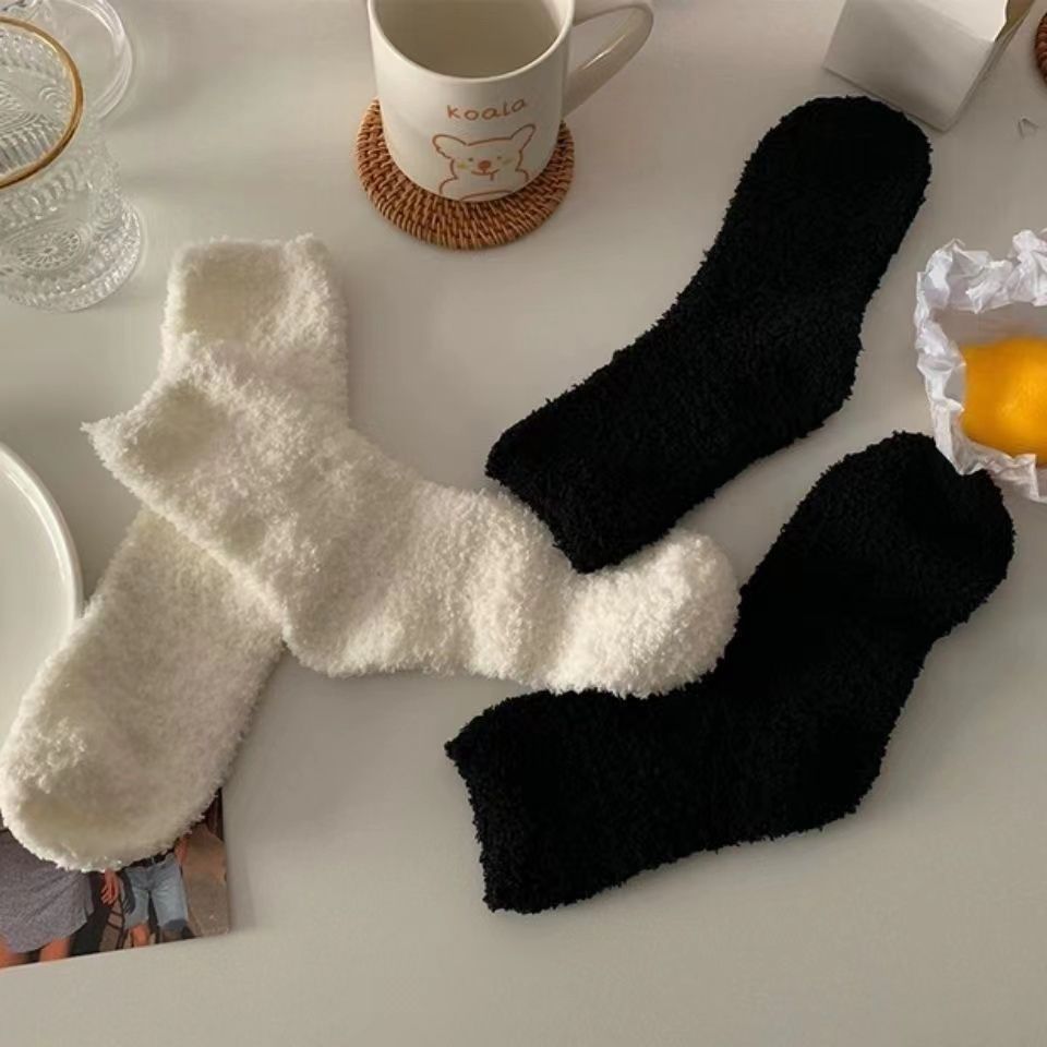 珊瑚绒黑白袜子女中筒袜秋冬季加绒加厚居家保暖毛茸茸睡眠长筒袜 - 图0