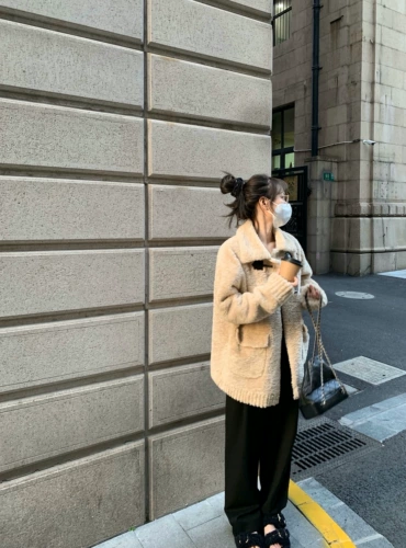 Симпатичная очень тонкая и худая.