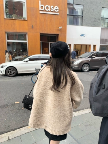 Симпатичная очень тонкая и худая.