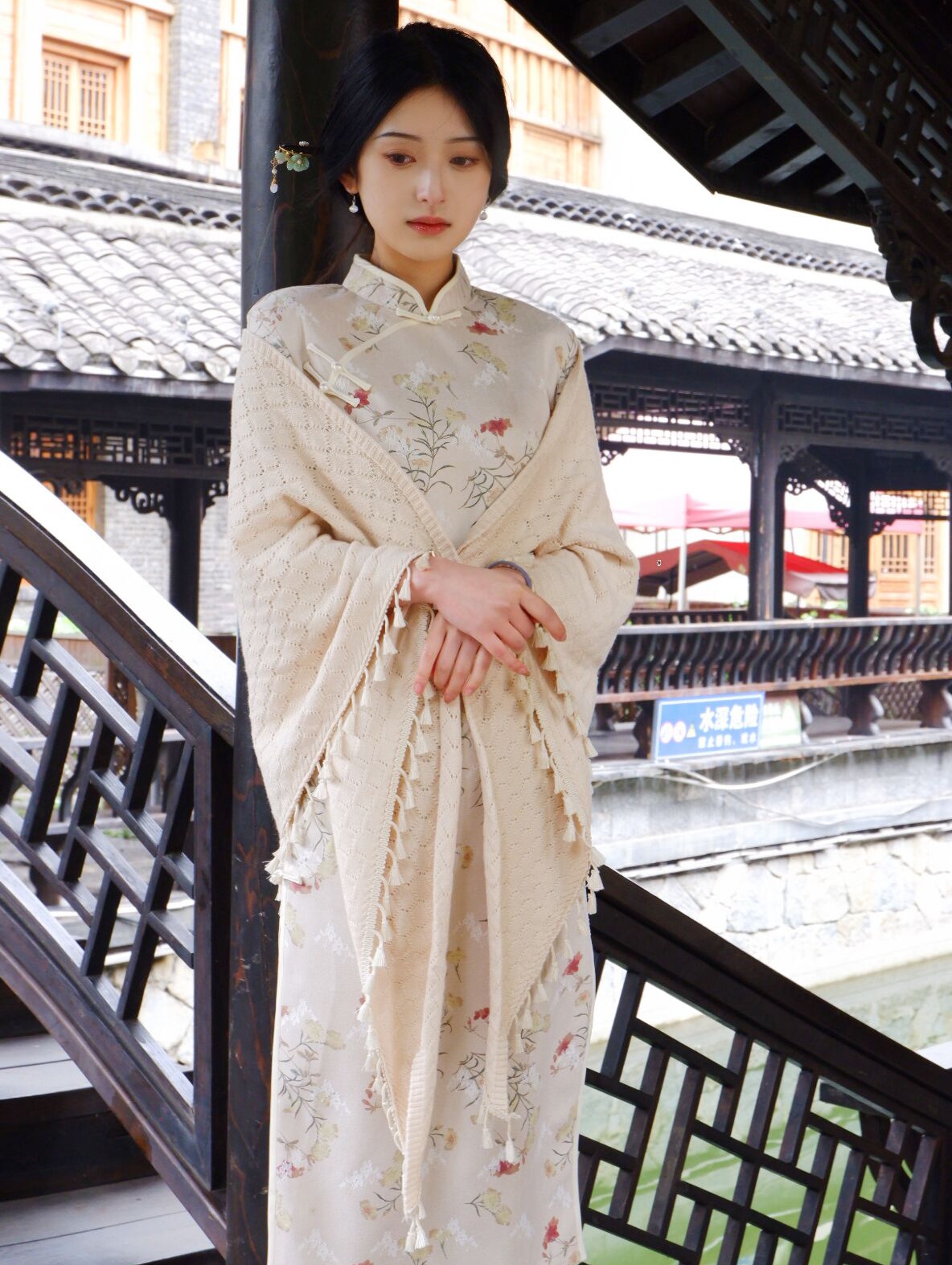 旗袍披肩春秋季外搭女针织细毛线三角巾斗篷披风带扣流苏空调外披 - 图2