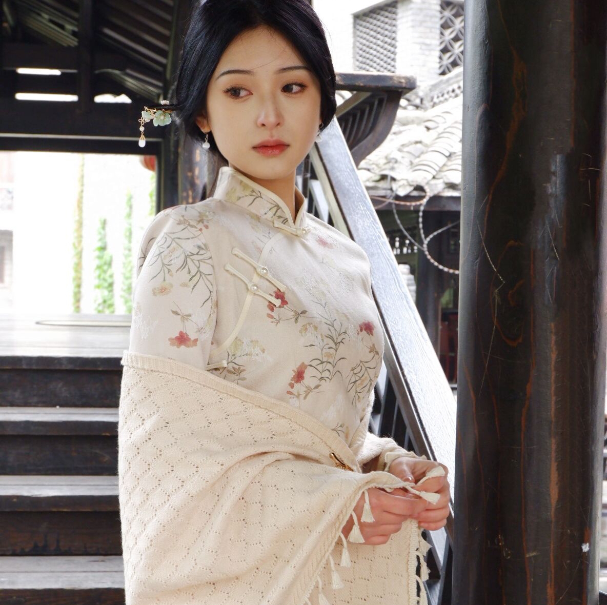 旗袍披肩春秋季外搭女针织细毛线三角巾斗篷披风带扣流苏空调外披 - 图1