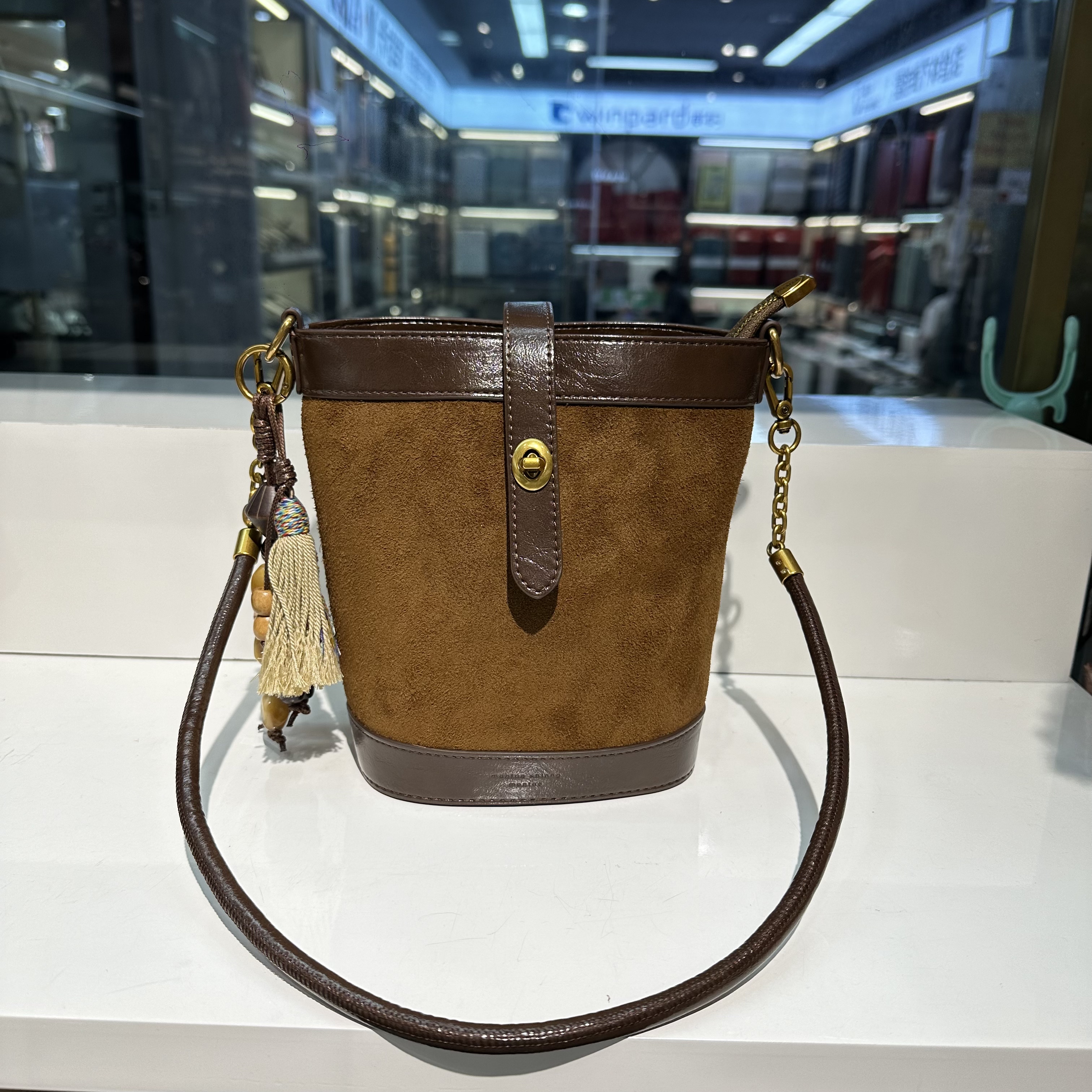 美缇秋冬新款磨砂皮复古撞色锁扣单肩腋下休闲水桶包包分层实用包 - 图0