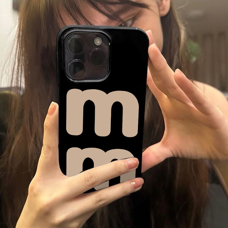 两个M字母适用苹果15promax手机壳iphone14pro新款13简约12潮牌11保护套max大孔亮黑防摔x硅胶xr软壳xsmax男