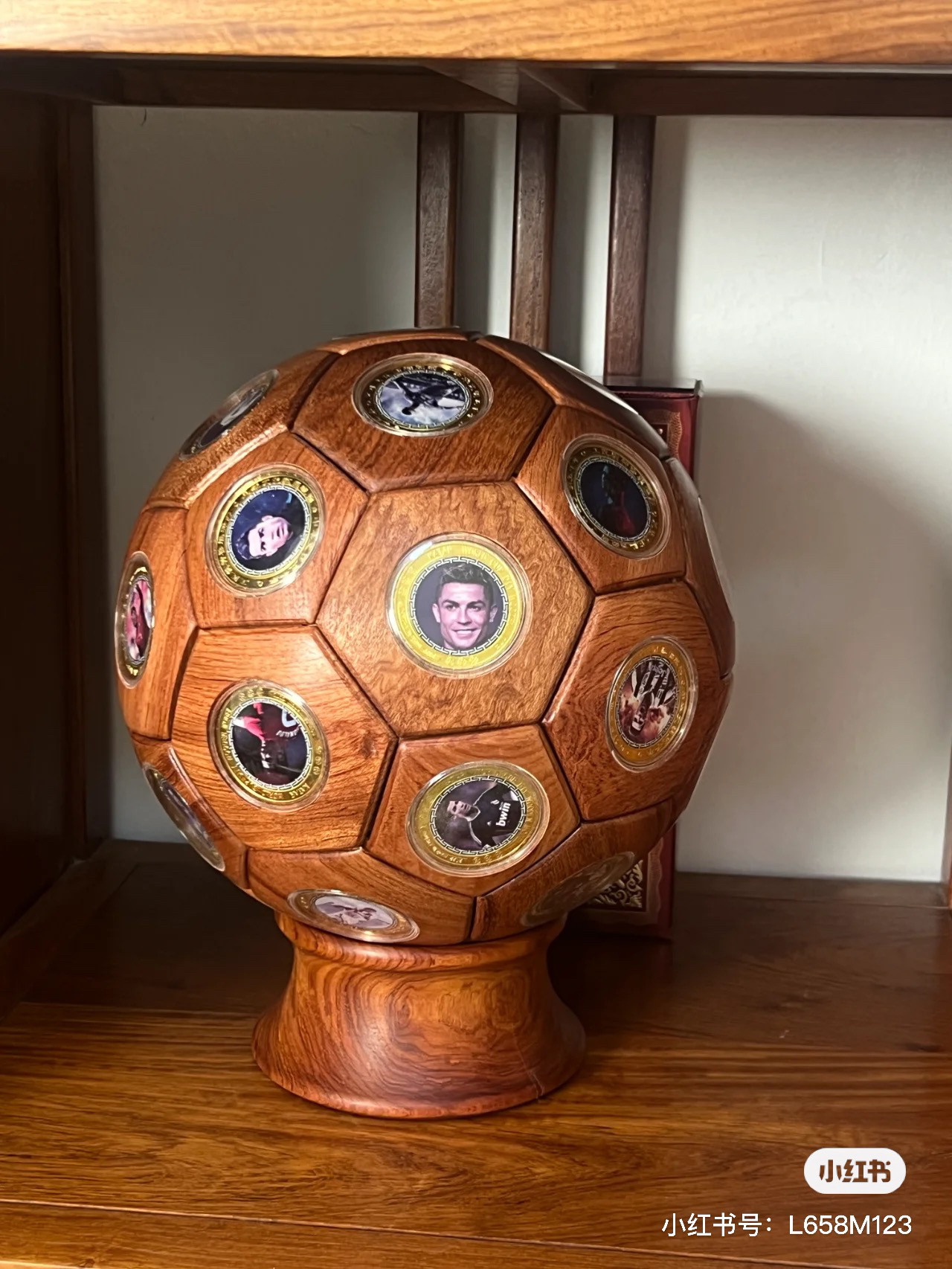 欧洲杯足球C罗球迷足球 实木榫卯足球摆件 个性化定制男朋友礼物