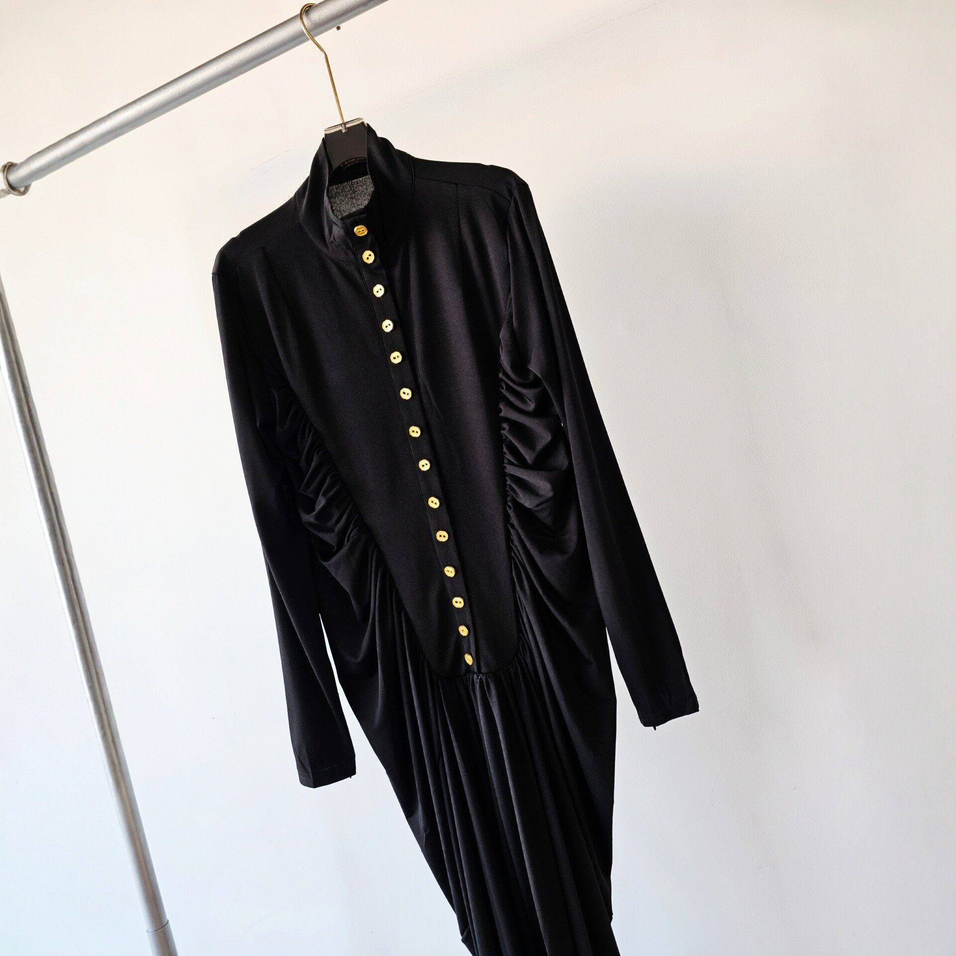 意式极简风轻奢异形金属扣单排扣褶皱长袖连衣裙收腰优雅女士长裙