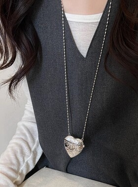 韩系爱心小包项链女小众设计高级感斜挎链秋冬复古长款桃心毛衣链