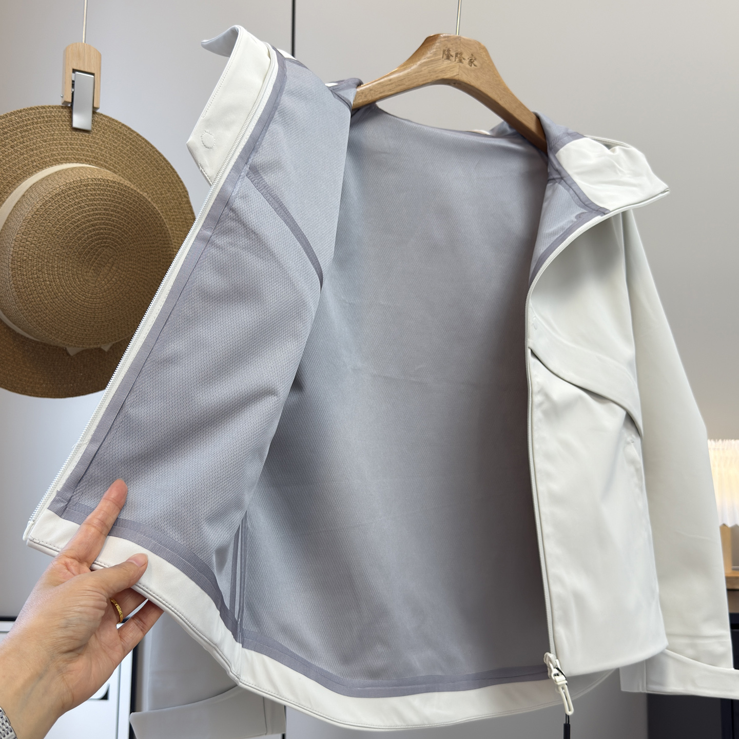 渠道牛货!迪系风~户外山系防风防小雨连帽登山服外套软壳冲锋衣 - 图2