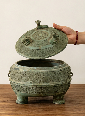 卧兽蟠龙纹敦，浑圆敦实古意盎然