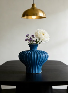 现代简约蓝色竖条纹陶瓷花瓶摆件