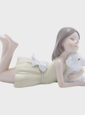 北欧女孩抱狗工艺品树脂女生房间样板间ins风软装家居装饰品摆件