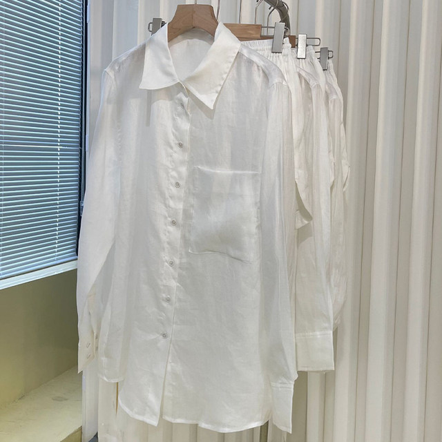 ເສື້ອຍືດຍາວສີຂາວ linen ສອງສິ້ນ