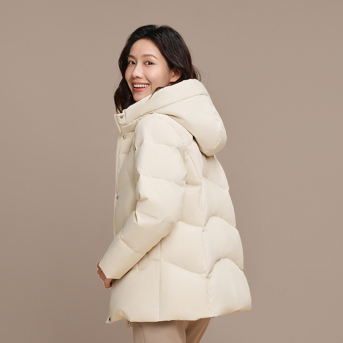 波司登2025冬新款羽绒服女短款连帽加厚保暖气质妈妈款