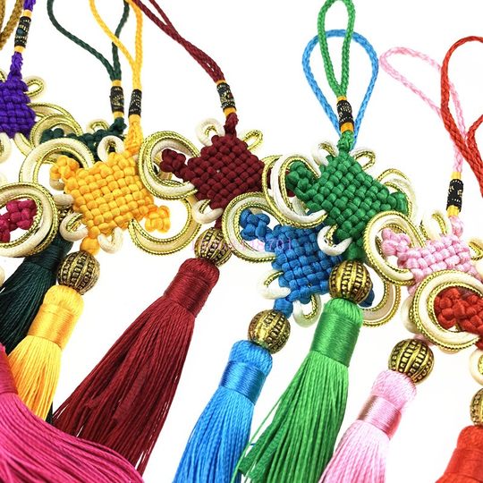 Small Chinese knot pendant with beads, handicraft 8-plate bow car pendant for foreigners to send to foreigners abroad
