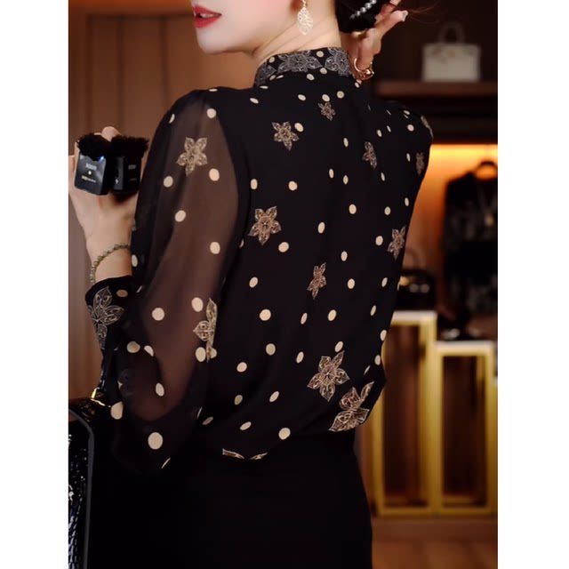 ເສື້ອພິມ polka dot ຄົນອັບເດດ: ຂອງແມ່ຍິງ