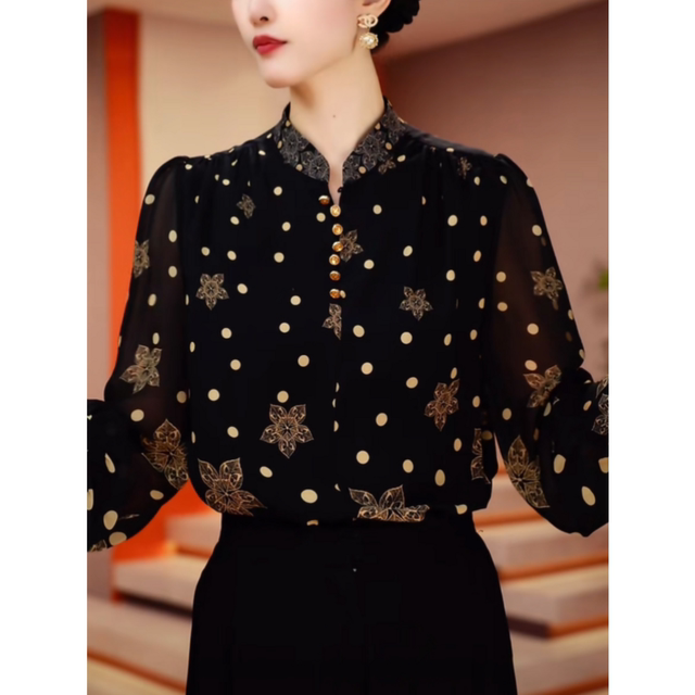 ເສື້ອເຊີດຄໍຄໍ polka dot ຄົນອັບເດດ: ຂອງແມ່ຍິງ