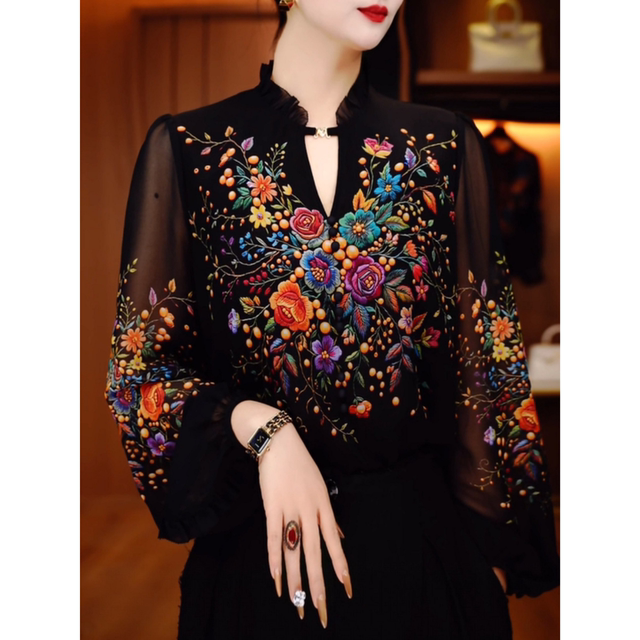 ເສື້ອຍືດຄໍ V ຂອງແມ່ຍິງ floral ບາງ