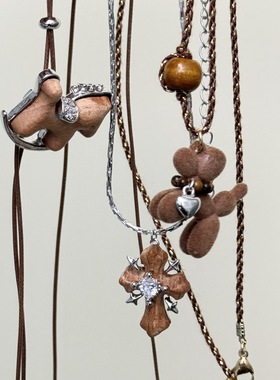 小红书同款可爱植绒小熊仿珍珠项链女百搭毛衣链高级感串珠颈链