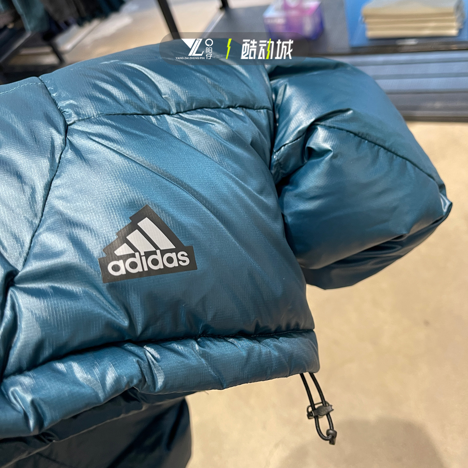 正品ADIDAS阿迪达斯男子短款面包服鸭绒保暖休闲运动羽绒服IL8932 - 图1