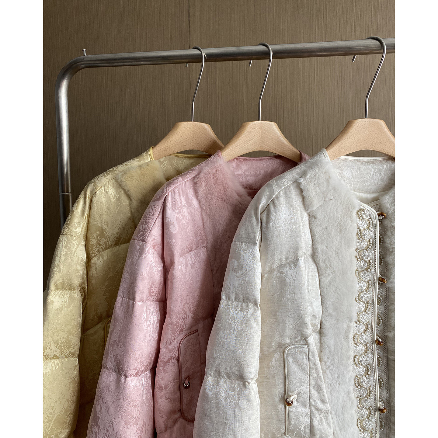 高端獭兔毛钉珠提花新中式羽绒服女短款2025冬季新款鸭绒保暖外套,淘宝优惠券,粉丝福利购,淘宝优惠卷