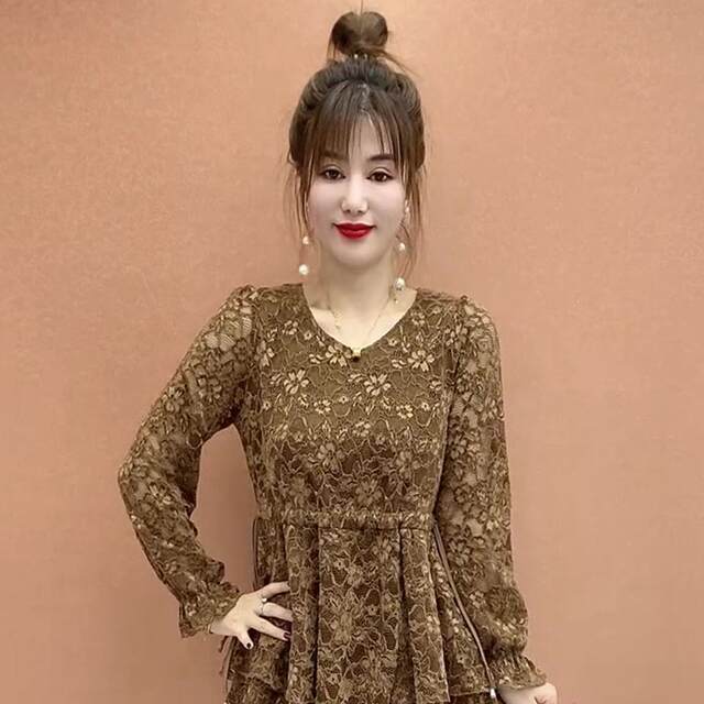 ເສື້ອຍືດຍາວກາງແບບງ່າຍດາຍ