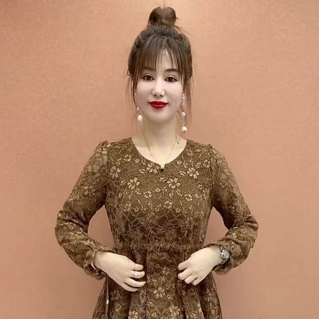 ເສື້ອຍືດຍາວກາງແບບງ່າຍດາຍ