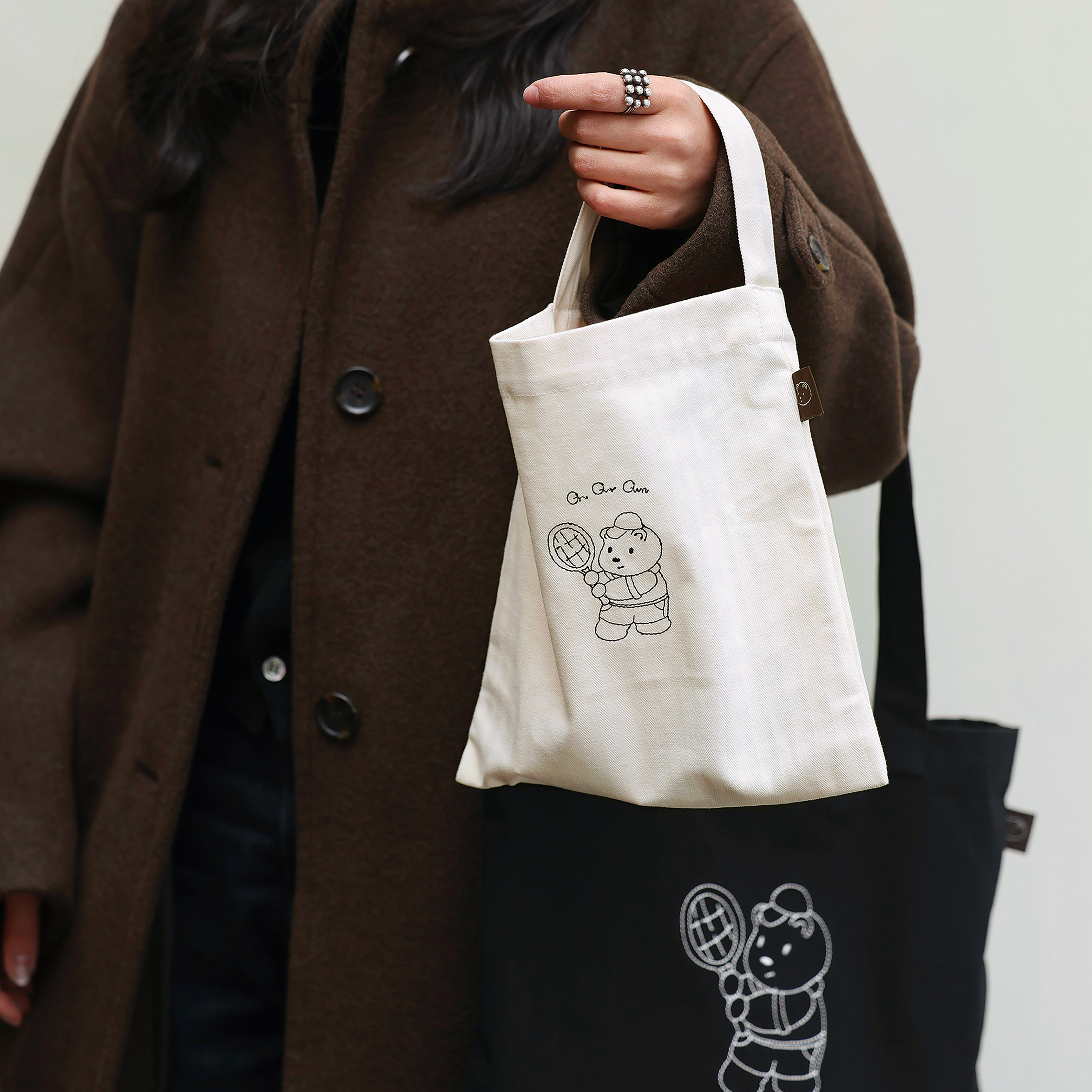 On Our Own原创 网球小熊刺绣方块手提包 人字纹棉黑单肩帆布包袋,淘宝优惠券,粉丝福利购,淘宝优惠卷