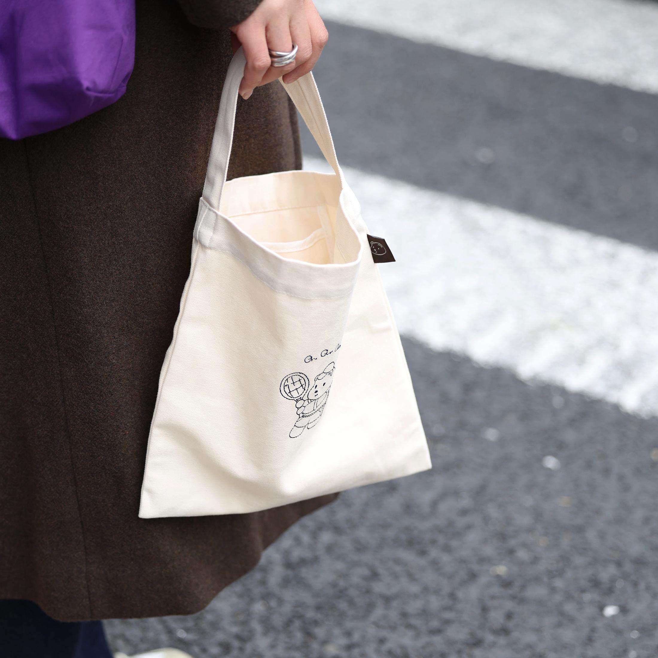 On Our Own原创 网球小熊刺绣方块手提包 人字纹棉黑单肩帆布包袋,淘宝优惠券,粉丝福利购,淘宝优惠卷