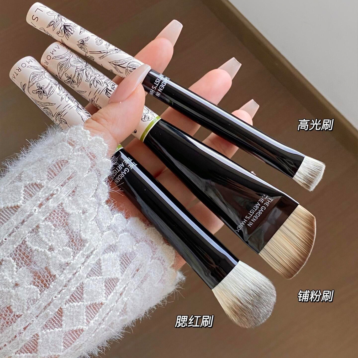 尔木萄花园系列斜坡腮红刷点彩刷子高光刷粉底刷毛化妆刷一支装,淘宝优惠券,粉丝福利购,淘宝优惠卷