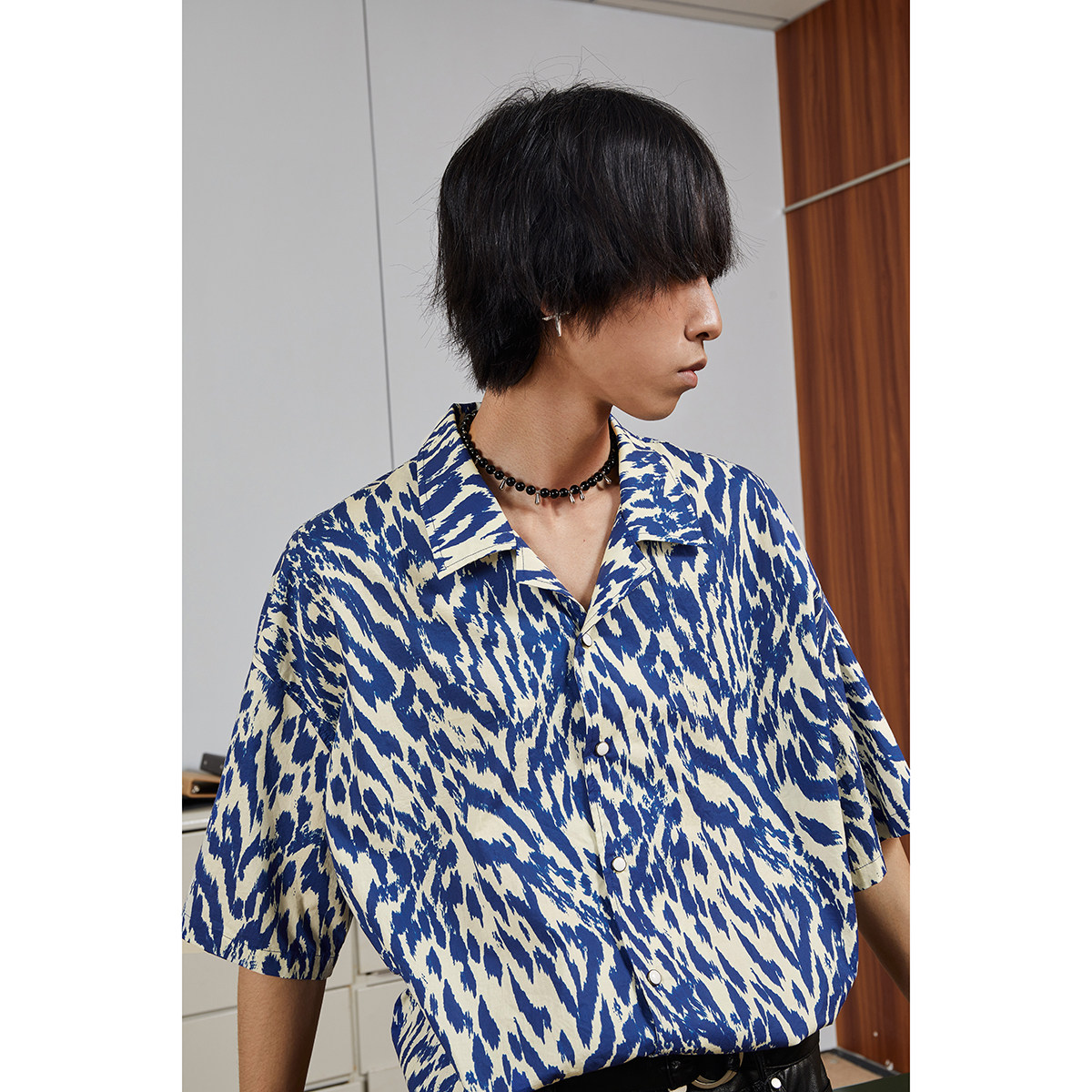 Mentmate 21ss 靛蓝奶白豹纹衬衣男夏季复古文艺花衬衫短袖上衣