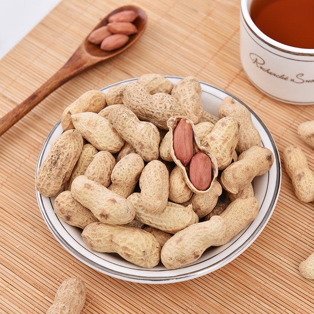 Iron pot firewood fried peanuts with shell and original peanuts